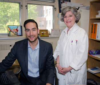 Peter Ste-Marie (gauche) avec Dre Mary-Ann Fitzcharles à la clinique de rhumatologie de l'Hôpital général de Montréal du CUSM