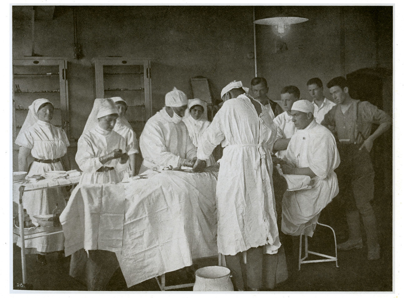 Chirurgie en cours dans une étable reconvertie à Boulogne, c. 1915-17. De A.H. Pirie, Views Illustrating Life and Scenes in the Hospital, 1923. Collection du Centre des arts et du patrimoine du CUSM
