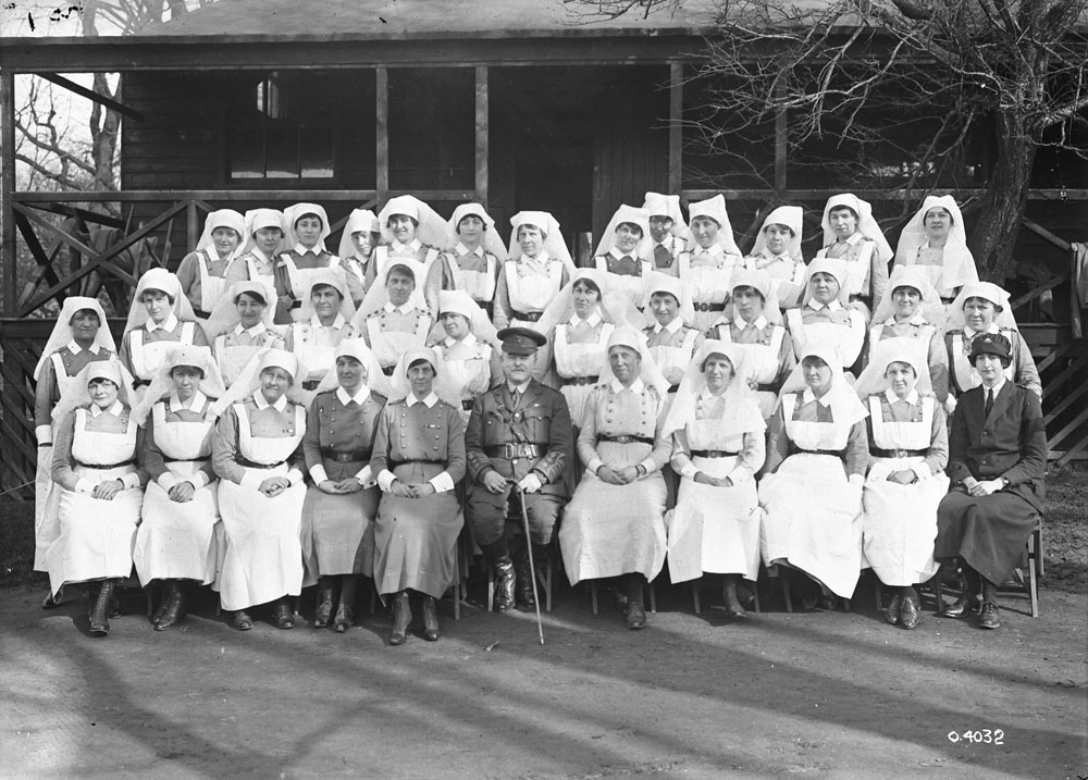 [O.C. and Nurses, No. 3 Canadian General Hospital, 1919.] Bibliothèque et Archives Canada, PA-003948