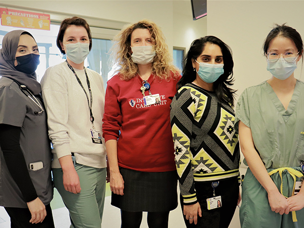 De gauche à droite : Maryam Tarshi, inhalothérapeute, Chantal Piche, inhalothérapeute, Dre Francesca Rubulotta, Aasmine Kaur, coordinatrice de la recherche clinique, et Nawaporn Assanangkornchai, résidente en médecine.