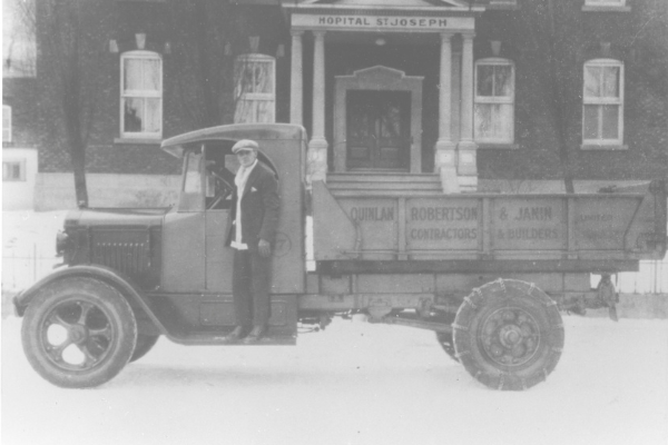 Un camion et son chauffeur devant l'hôpital St-Joseph, 1939. Centre des archives permanentes du CUSM, 2014-0018.04.57. 