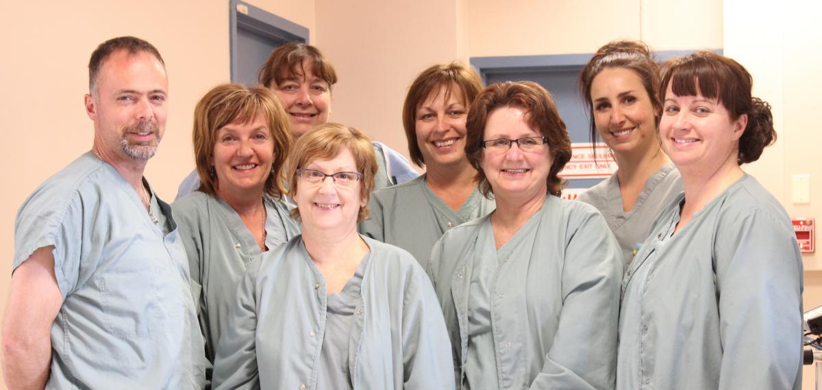 Le personnel du bloc opératoire de l’Hôpital de Lachine travaille dans un environnement agréable et stimulant. De gauche à droite, première rangée Benoit Caron, infirmier; Françoise Phaneuf, PAB; Louise Coallier, agente administrative; Julie Marcil, infirmière-chef du bloc opératoire. Deuxième rangée: Lise Pelletier, assistante infirmière chef; Lucie Bergeron, inhalothérapeute; Nancy Berger, infirmière auxiliaire;  Isabelle Gendron, infirmière. Absente: Lise Lessard, infirmière chef d'équipe.