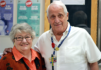 « Tous ceux qui travaillent à l’unité de soins palliatifs de l’Hôpital général de Montréal sont spéciaux. Je les remercie pour leurs soins attentionnés et excellents, à Jim et à notre famille », affirme Mme Niemi (en compagnie du bénévole Ray Chiarella).