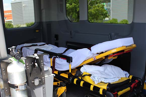 Le Ford Transit 250 peut accueillir une civière et transporter un patient à la fois, une infirmière, et jusqu’à deux membres de la famille du patient. De l’oxygène peut être administré au patient à bord.