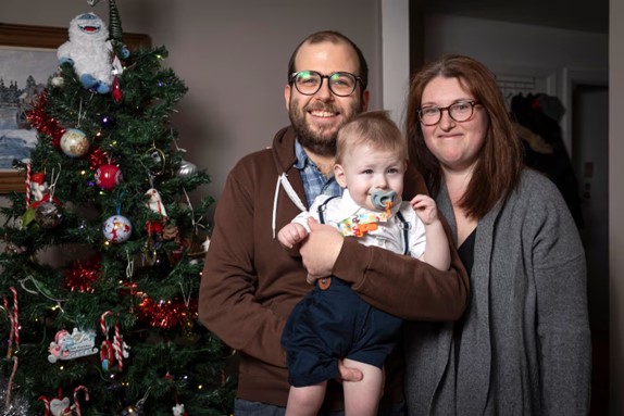 Un premier Noël à la maison après un an passé à l’hôpital