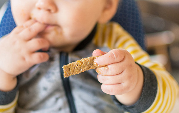 Introduire les arachides plus tôt pour réduire les allergies