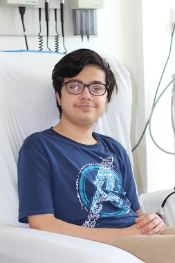 Après avoir passé sa vie sous dialyse, un ado reçoit enfin un rein