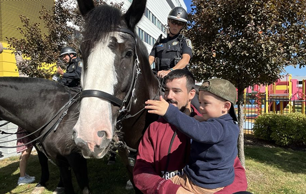 La cavalerie du SPVM redonne le sourire aux patients de l'HME