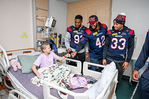 Les Alouettes en visite à l’Hôpital de Montréal pour enfants