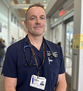 La présence de défibrillateurs cardiaques dans les lieux publics peut sauver des vies