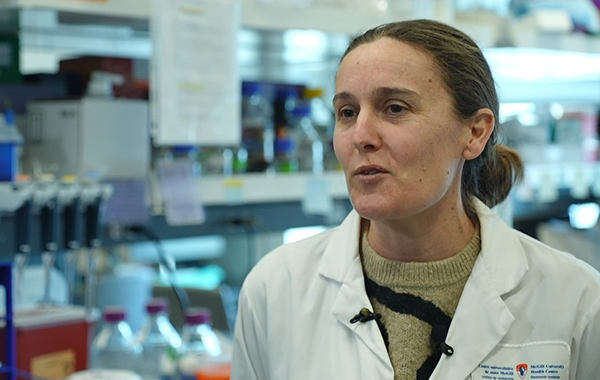 Une chercheuse crée du tissu pulmonaire à l'aide d'une imprimante 3D