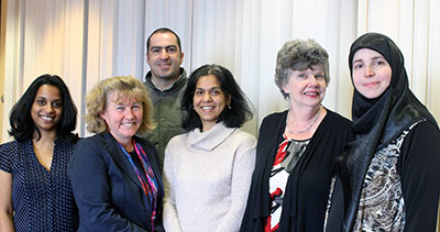 L'Unité d'évaluation de la technologie de la santé du CUSM (TAU) collabore avec l'INESSS, un organisme de santé provincial chargé d'assurer l’utilisation efficace des ressources. De gauche à droite : Nisha Almeida, Laurie Lambert (de l’INESSS), David Felipe Forero, Nandini Dendukuri, Lorraine Mines et Lama Saab.