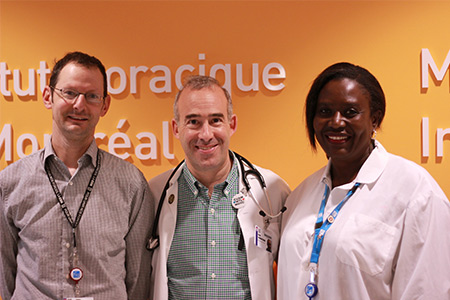 Les infirmiers cliniciens spécialistes Denis Francis et Amélie Fosso entourent le Dr Kevin Schwartzman, directeur de la division de médecine respiratoire (adultes) du CUSM