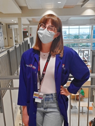 Emily Bottone est une brillante étudiante en sciences de la santé au collège Dawson, qui consacre 16 heures par semaine au bénévolat.