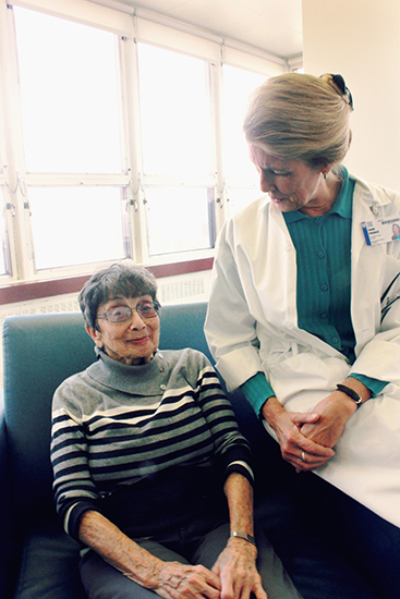 Joann Creager, infirmière clinicienne spécialisée, parle avec Goldie Steinberg, une patiente de l'Hôpital de jour en gériatrie du CUSM