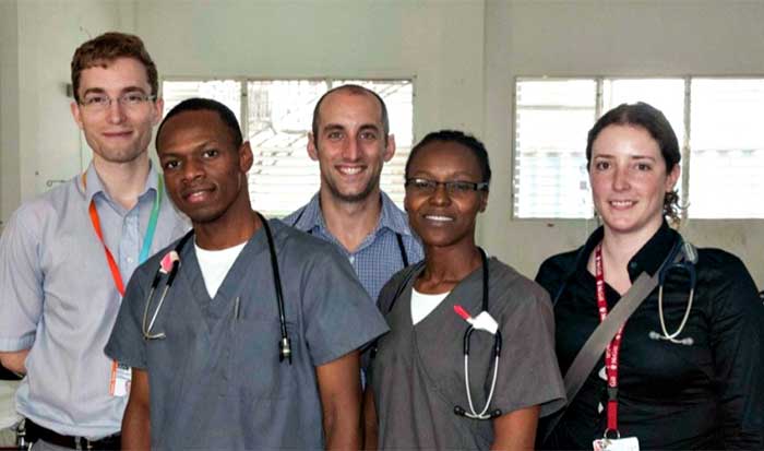 Le voyage en Haïti s’est révélé une expérience enrichissante pour les résidents en médecine interne. De gauche à droite, rangée arrière : les Drs Filewod, Battat et la Dre Jennifer Rodrigues, résidents, de même que deux résidents au programme local de résidence en médecine familiale.