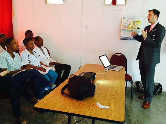 Le Dr Patrick Willemot, du CUSM, donne un atelier à une équipe médicale en Haïti.