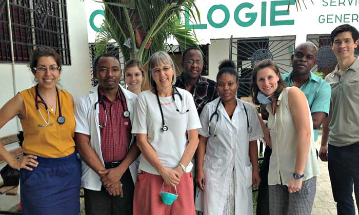 De gauche à droite : les Drs Laura Habib, Marie-Lie Cadieux, Joyce Pickering, Rachel Spevack et Michael Quon avec leurs collègues haïtiens lors de leur deuxième rotation d’un mois à l’Hôpital Saint-Nicolas.
