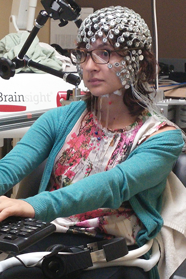 Ana Lucia Fernandez, candidate au doctorat a l'Hôpital neurologique de Montréal, démontre l'enregistrement de l’activité électrique du cerveau. (Photo : Pour un cerveau en santé)