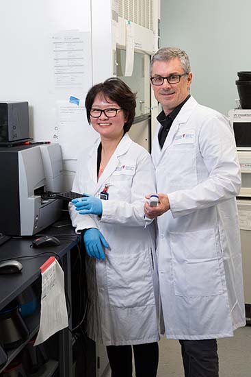 L'équipe du professeur Stéphane Laporte, ici avec Yoon Namkung, utilise une technologie novatrice de biocapteurs luminescents afin d’identifier des molécules thérapeutiques plus efficaces.