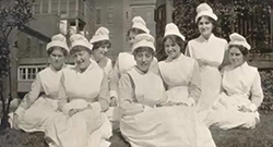 C’est un adieu pour les anciennes étudiantes en soins infirmiers de l'Hôpital général de Montréal