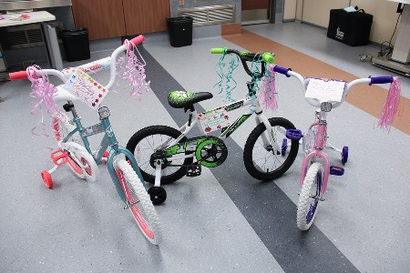 Les 3 vélos ont été donnés a de jeunes patients de l’Hôpital de Montréal pour enfants