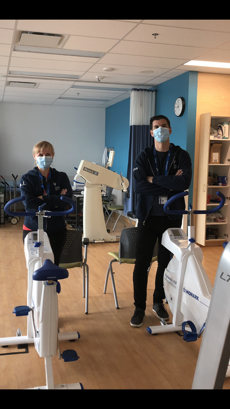 Les physiothérapeutes Alla Issakova et Joe Pazienza dirigent deux programmes de réadaptation respiratoire en consultation externe sur le site Glen du Centre universitaire de santé McGill (CUSM).