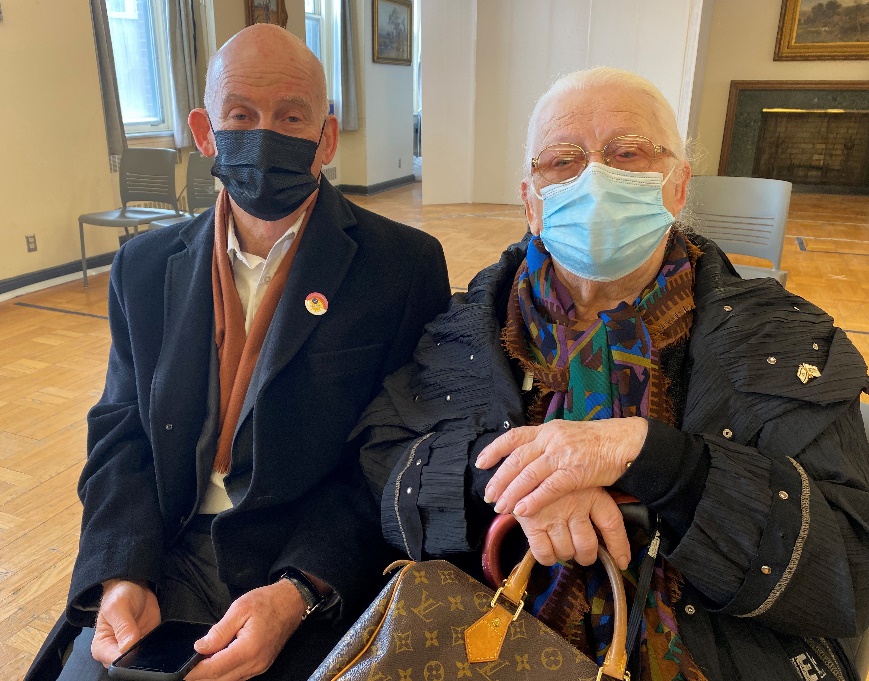Venue avec son fils de 70 ans, Anna Freger Swelbec, 91 ans, attendait patiemment dans l’espace de récupération réservé aux personnes ayant reçu le vaccin.