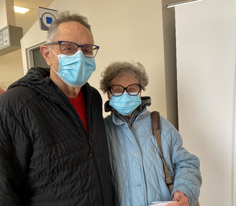Dans la file d’attente, Ruth Hottman, 85 ans, et son mari David Steinberg, 80 ans, avaient hâte de recevoir le vaccin hier midi.