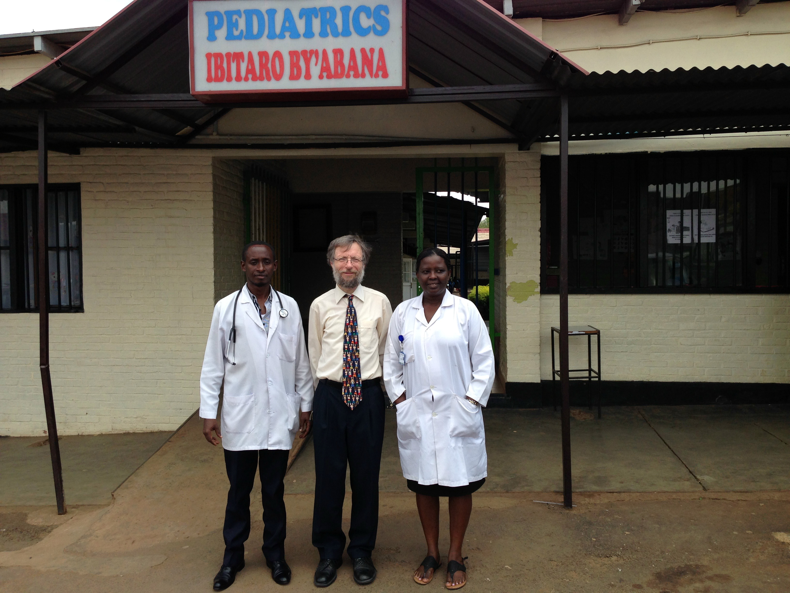 >Le Dr Martin Bitzan revient tout juste du Rwanda, où il a travaillé avec des pédiatres du Centre hospitalier universitaire de Kigali. De gauche à droite : Drs Mikael Kalisa, Martin Bitzan et Lisine Tuyisenge.