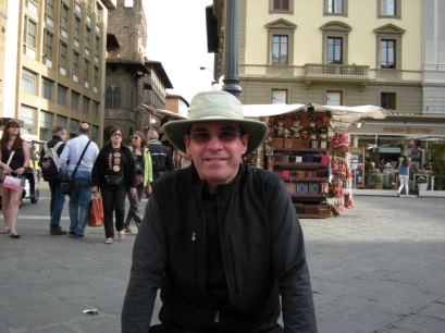 Gérard est tout sourire à la Piazza della Repubblica, en Florence, Italie.