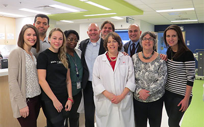 De gauche à droite, à l’arrière : Dr Jamil Asselah, Beverle Henry (assistante infirmière-chef), Serges Bériault, Dr George Zogopoulos, Dr Peter Ghali; à l’avant : Aspen Gagné (infirmière clinicienne), Chloé Bériault (fille de Serges), Norine Heywood (infirmière clinicienne spécialisée en transplantation), Valerie Cass (infirmière-chef), Nadia Zouari (infirmière clinicienne).