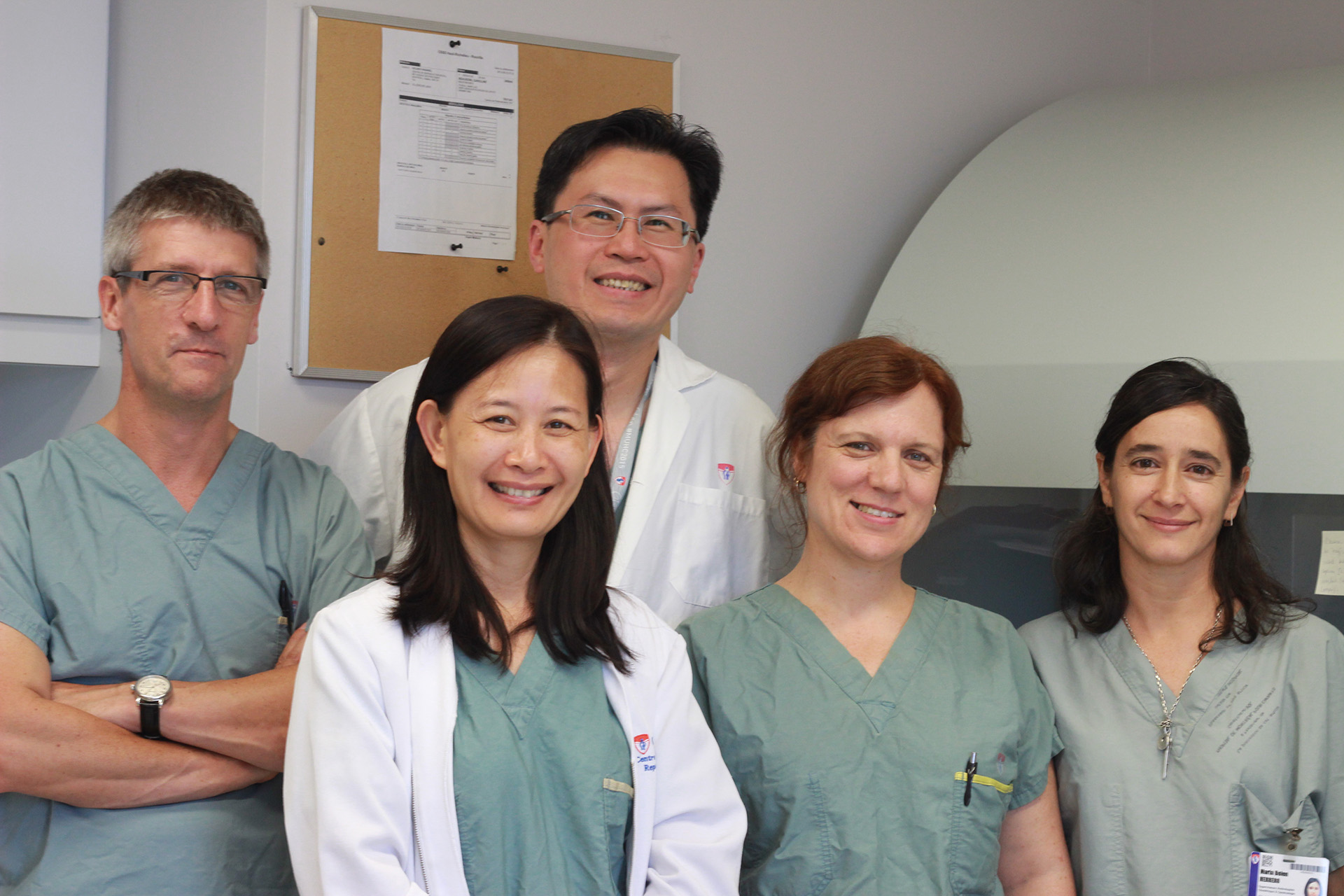 De gauche à droite : Dr Buckett, Qing Li, andrologue; Dr Peter Chan, directeur de la médecine reproductive masculine, CUSM; Josée Lefebvre, andrologue; et María Belén Herrero, andrologue en chef, Centre de la reproduction du CUSM.