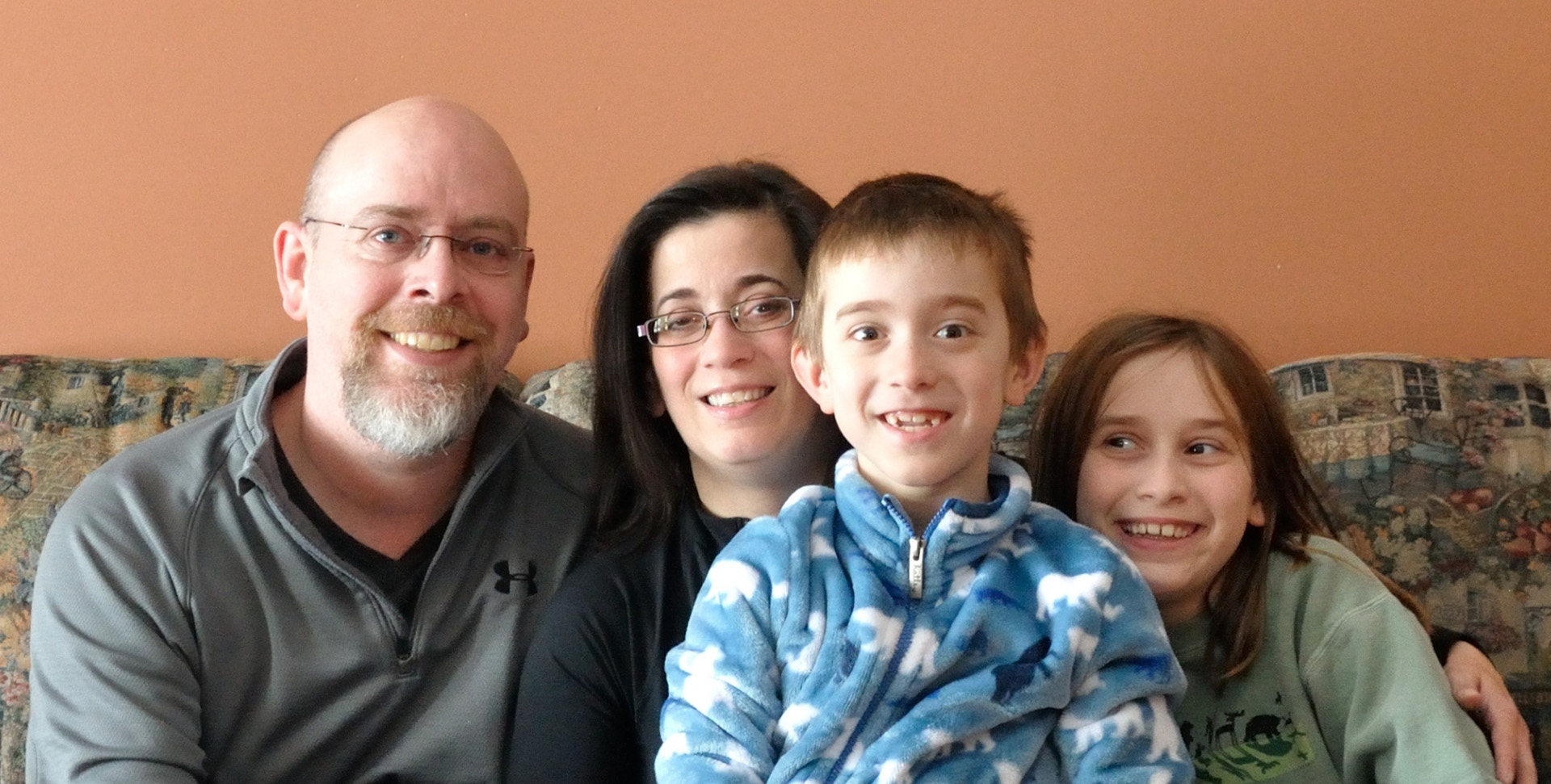 Comment vit-on avec une maladie rare? « On vit un jour à la fois et on savoure les moments heureux », dit Malinda, entourée de son mari Sean et leurs enfants Megan et Liam.