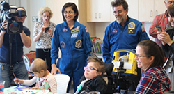 L’astronaute américaine Nicole Stott et des patients