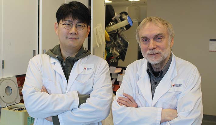 De gauche à droite : Dongsic Choi, boursier postdoctoral associé de recherche et Janusz Rak, chercheur senior à l’IR-CUSM et Hôpital de Montréal pour enfants du CUSM.