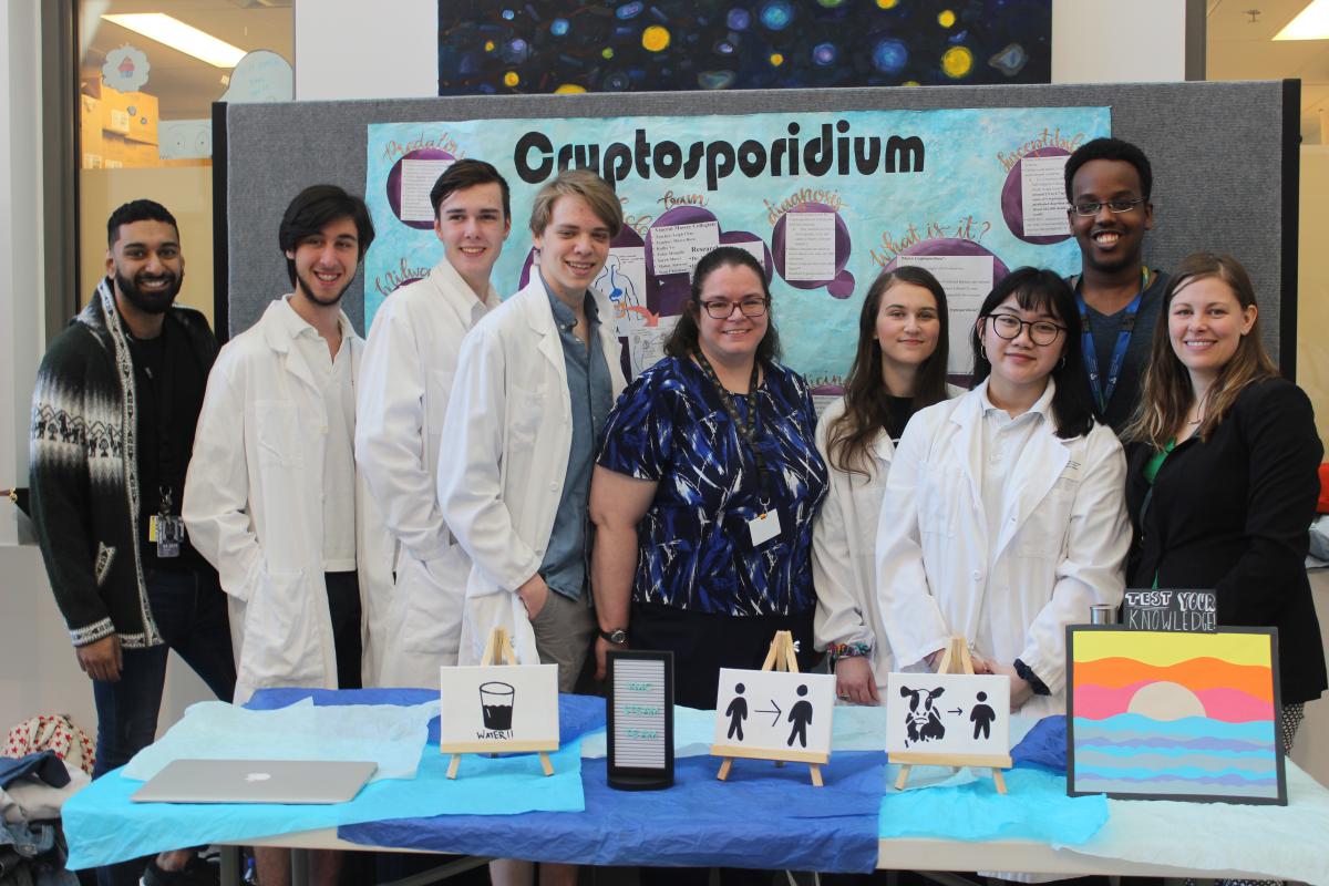 Le projet sur le parasite Cryptosporidium des élèves de l’Institut collégial Vincent Massey Collegiate avec leurs mentors du laboratoire du professeur Ndao : Adam Hassan, Dilhan Perera et Dre Karine Sonzogni-Desautels.