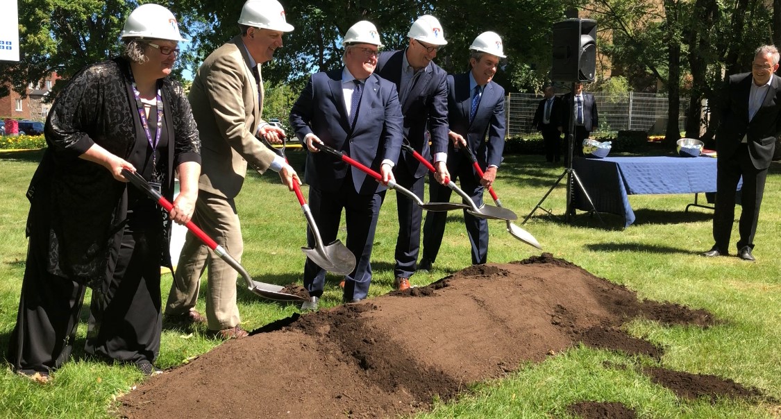 Chantal Bourdeau, clinical-administrative coordinator of the Lachine Hospital; Dr. Pierre Gfeller, CEO or PED of the MUHC; Gaétan Barrette, Minister of Health and Social Services; François Ouimet, MP for Marquette; and Jacques Filion, Chairman of the Board of Directors of the Lachine Hospital Foundation.