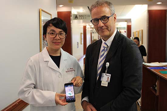 Dr Sheila Wang (montrant l'application mobile Swift Skin and Wound) et Dr Greg Berry