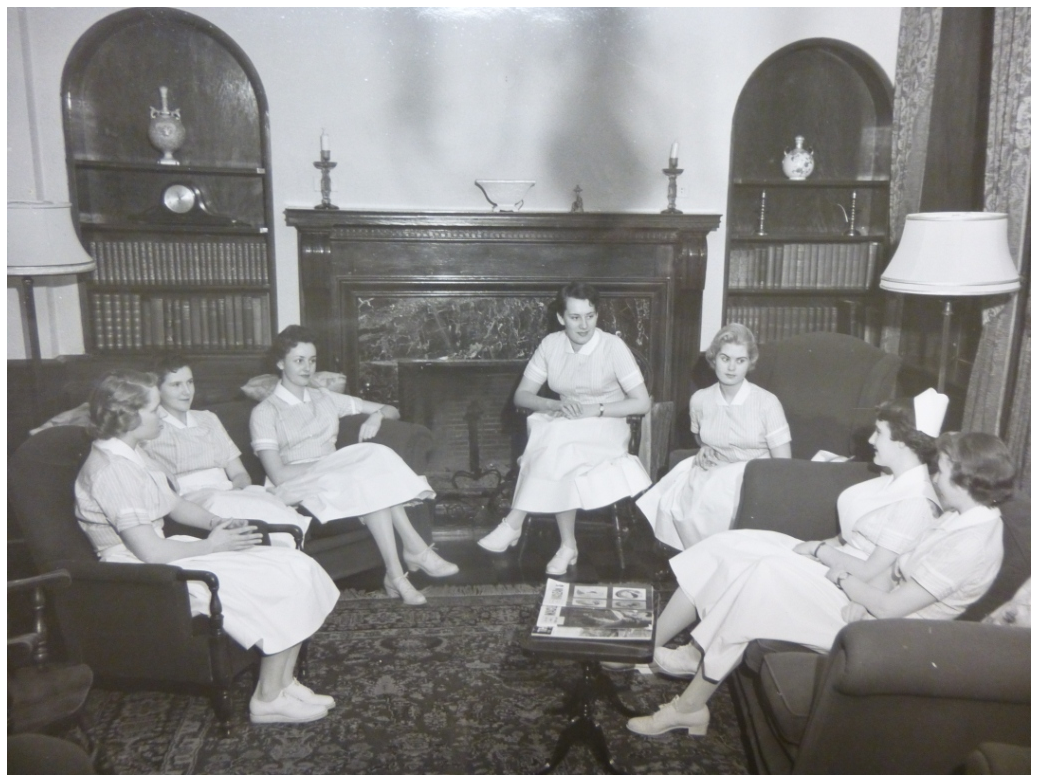 Circa 1950-60. Des étudiantes-infirmières discutent avec leur "big sister" who mentored young students,