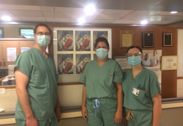 Les physiothérapeutes de l’Hôpital général de Montréal, unité COVID 18, de gauche à droite : David Cassidy, Rebecca Punjabi, Elena Mollica