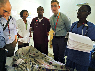 Le Dr Battat (à gauche) et le Dr Niall Filewod (centre-droite) participent à l’enseignement au chevet d’un patient pendant leur séjour d’un mois à Saint-Marc, en Haïti.