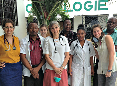 De gauche à droite : les Drs Laura Habib, Marie-Lie Cadieux, Joyce Pickering, Rachel Spevack et Michael Quon avec leurs collègues haïtiens lors de leur deuxième rotation d’un mois à l’Hôpital Saint-Nicolas .