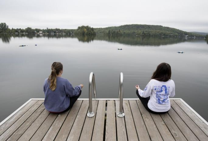 Deux femmes au bord d'un lac au centre de réadaptation